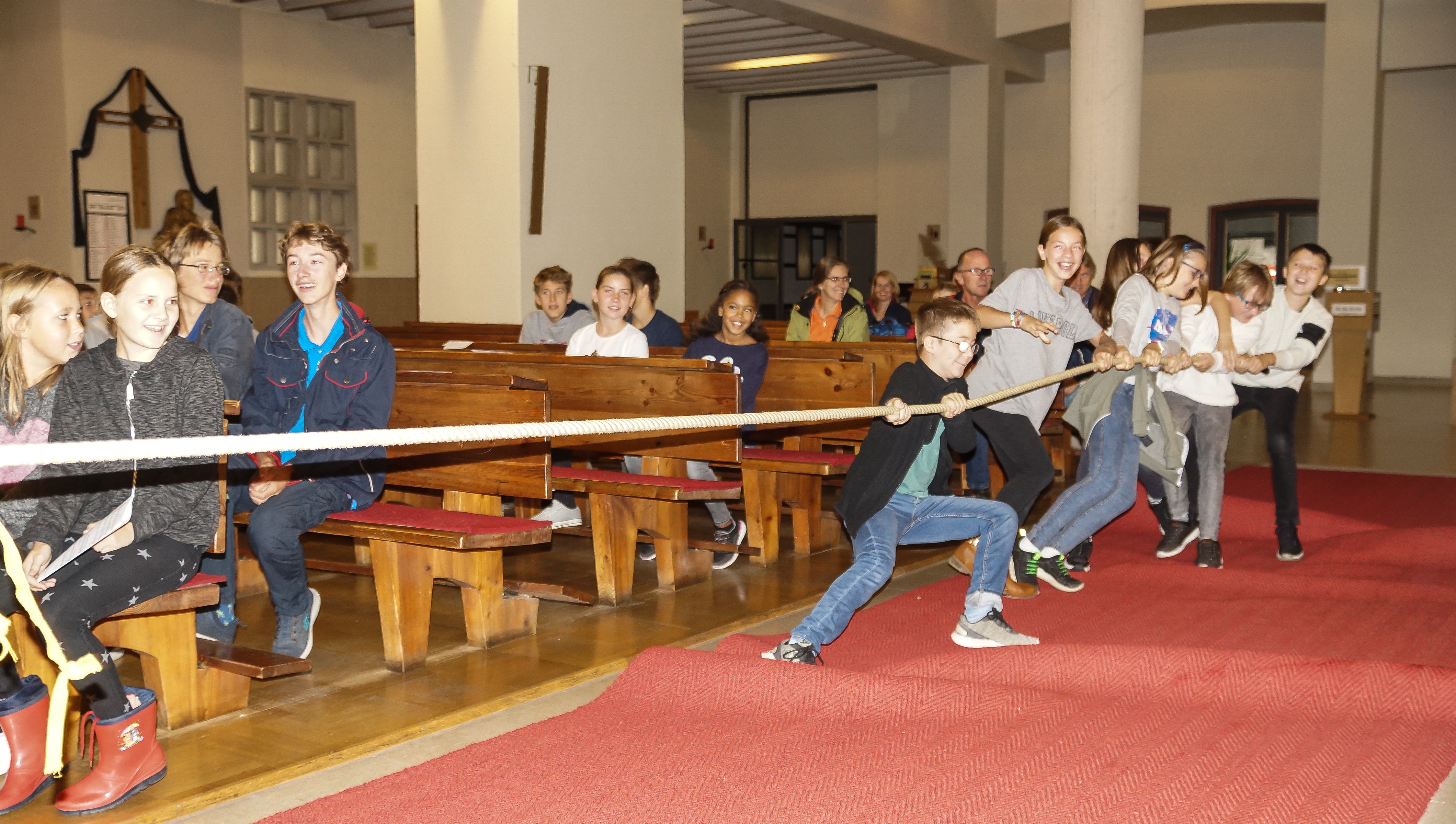 Tauziehen in der Kirche