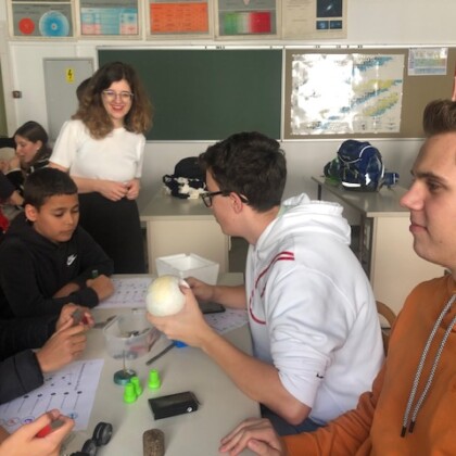 Die Lehrerin ist begeistert vom Engagement ihrer Schüler:innen.