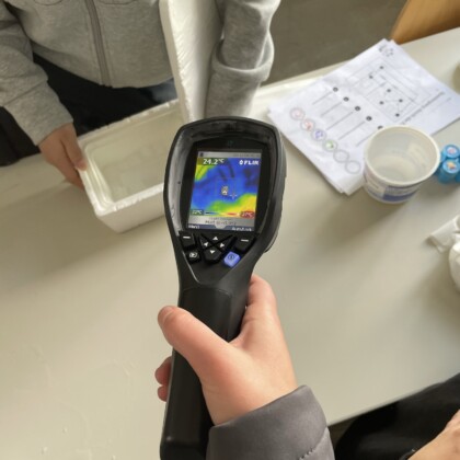 Mit der Wärmebildkamera lässt sich das mit einem Eiswürfel gezeichnete Bild sichtbar machen!